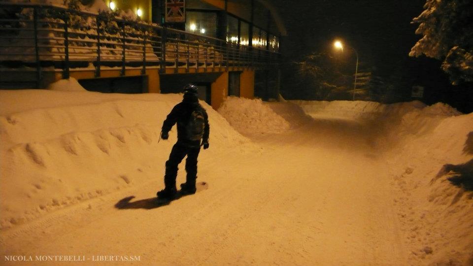 San Marino sotto la neve. C’è anche chi fa snowboarding…