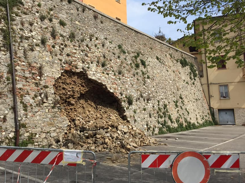 Crollano le mura Malatestiane, una casa evacuata e tre auto danneggiate