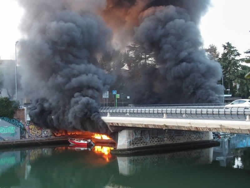 Rimini. Incendio divora tre barche, in fiamme il ponte dei Mille
