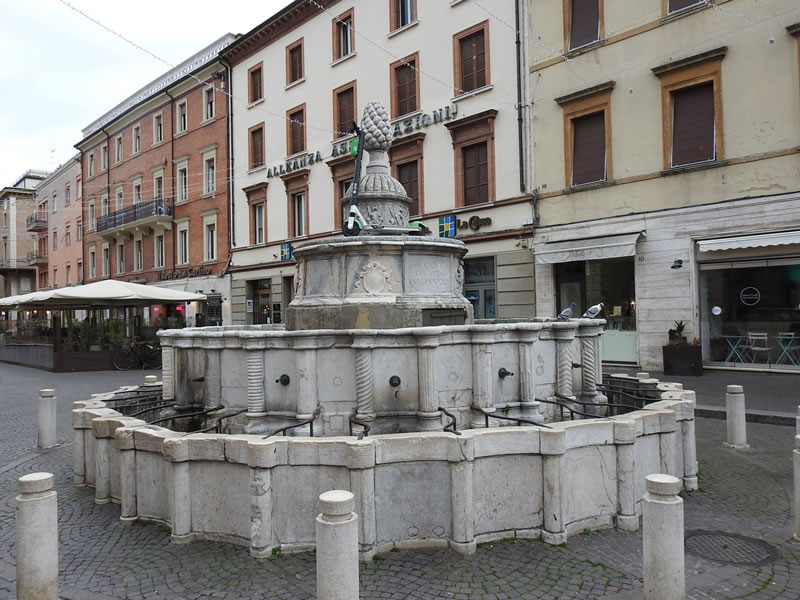 Rimini. Lasciano un monopattino sulla fontana della pigna. Presentata denuncia contro ignoti