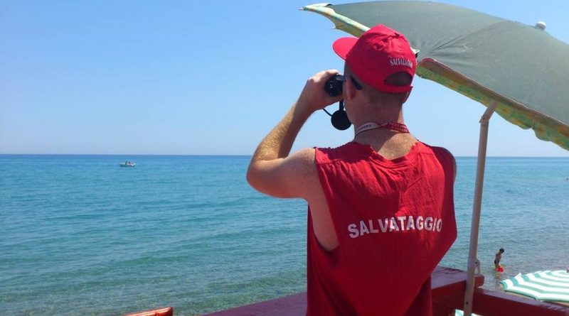 Rimini. I marinai di salvataggio «Uno di noi ogni 300 metri non basta: così è il caos Issiamo bandiera rossa»