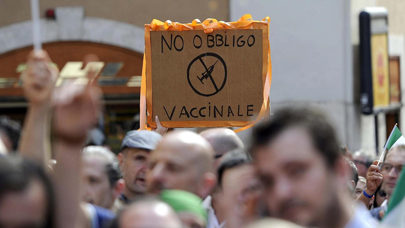 Rimini. Bufale su vaccini e pandemia Facebook rimuove i No vax