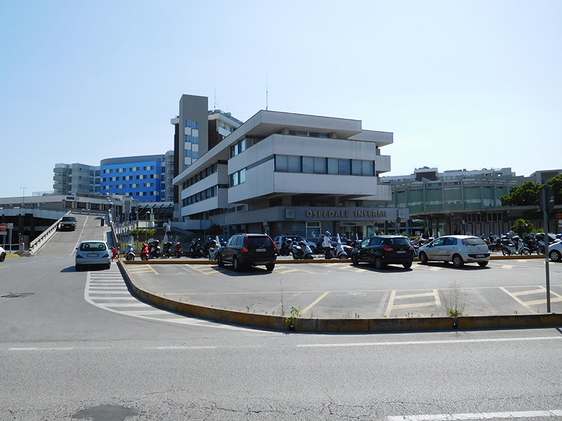 Notte di follia al Pronto soccorso di Rimini: dà in escandescenza, si ferisce e imbratta col suo sangue i muri