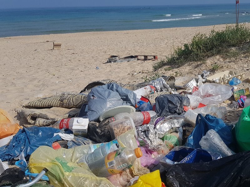 Rimini. Va a “smaltire” i rifiuti edili in spiaggia. Camionista multato per oltre 3mila euro