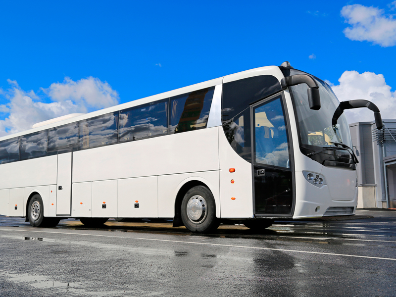 Gemmano. Finisce nel fosso un pullman pieno di turisti