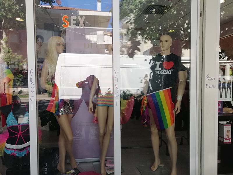 Rimini. Imbrattate con scritte omofobe le vetrine di un negozio