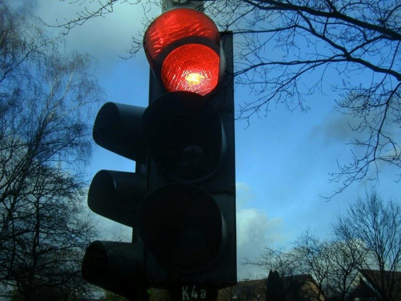 Passaggio con semaforo rosso, oltre 5.000 violazioni a Rimini