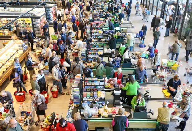 Rimini. Spesa al supermercato: boom nei reparti latticini, pane e ortofrutta, mentre calano gli acquisti di pesce