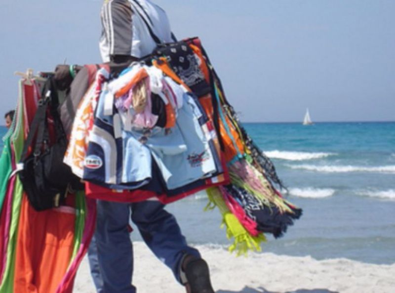 Abusivismo commerciale in spiaggia a Rimini, 12mila oggetti sequestrati da maggio a oggi