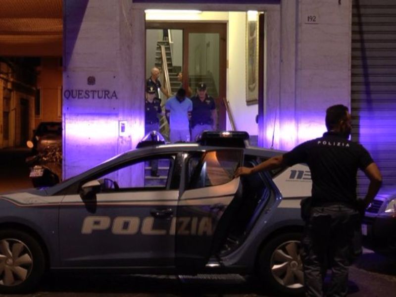 Rimini. Tenta di forzare la saracinesca di un negozio in via Gambalunga: arrestato della Polizia