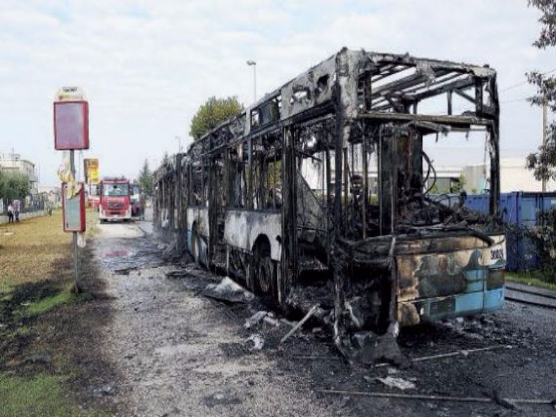 Rimini. Autobus divorato dalle fiamme: passeggeri in salvo