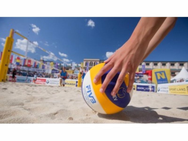 A Riccione 200 campi di beach volley in spiaggia per il “Beachline festival”: attese 10mila presenze