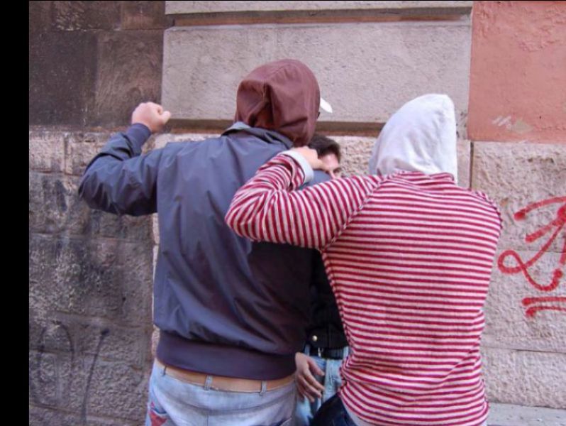 Rimini. Calci, sassate e tentata rapina Baby gang terrorizza ragazzini