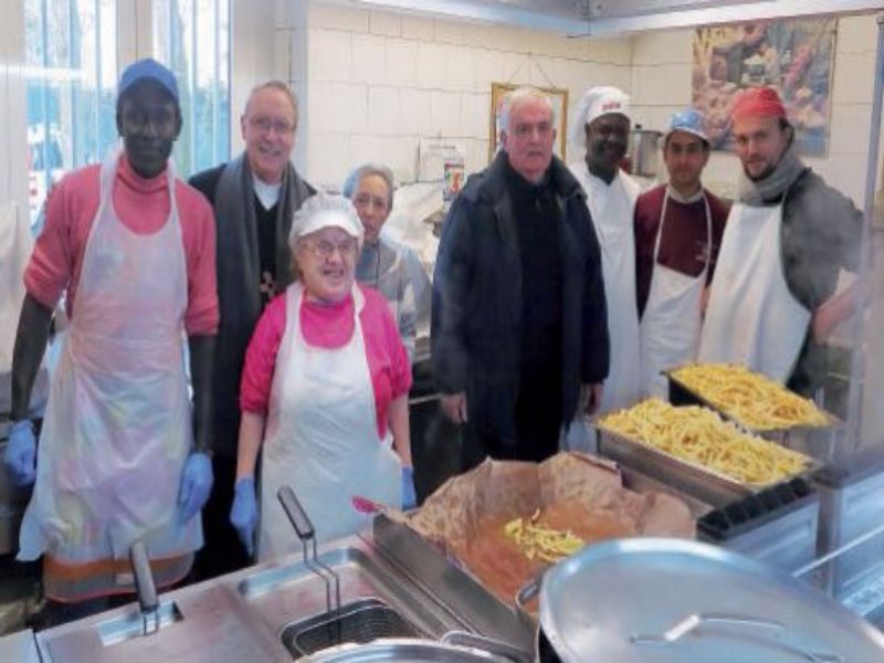 Rimini. Pranzo di Natale alla Caritas: il vescovo a tavola con i poveri