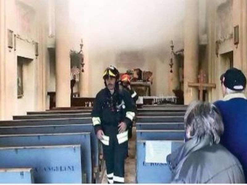 Chiesa di San Francesco in fiamme Crolla l’abside, pompiere ferito