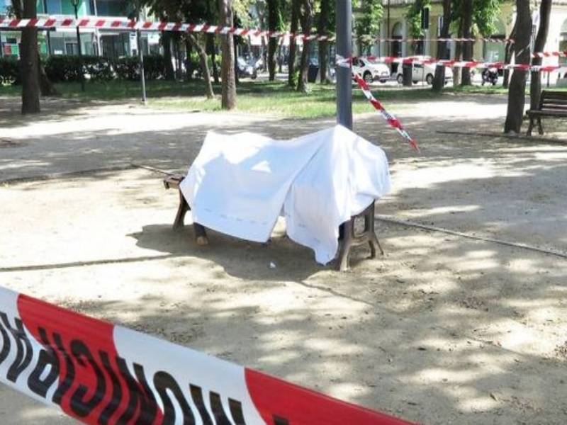 Rimini. Clochard trovato morto di fronte al Grand Hotel