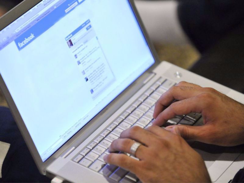 Usano Facebook per dribblare i posti di blocco