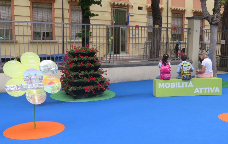 Rimini. Un’isola pedonale colorata con panchine e fiori al posto di macchine e motorini