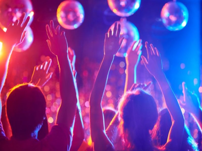 Rimini. Musica e balli abusivi in spiaggia, maxi multa per un locale