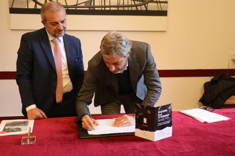 Rimini. Andrea Gnassi firma la petizione per introdurre l’educazione alla cittadinanza a scuola