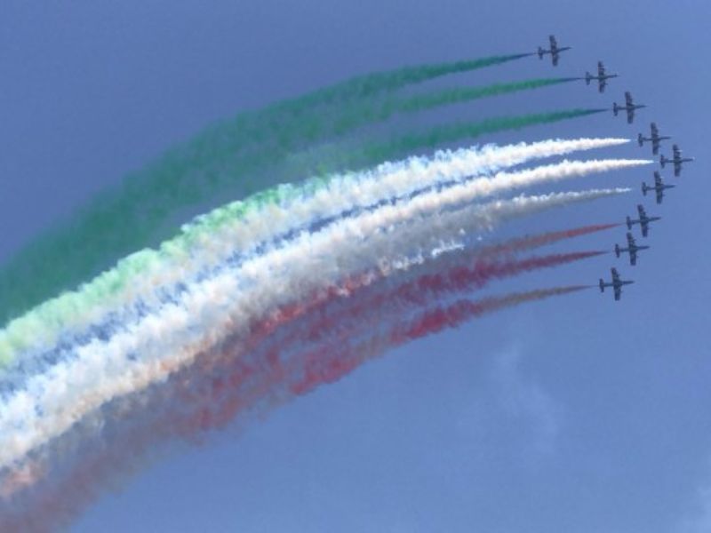 Rimini. Acrobazie con gli assi del volo: le Frecce Tricolori sfidano i francesi