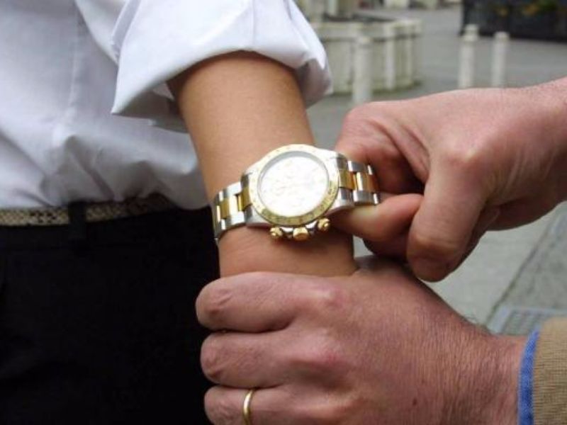 Rimini. L’Avvocato Ippoliti rapinato: rubato orologio Bulgari d’oro