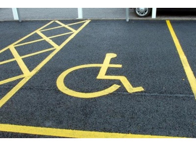 San Marino. Parcheggia abusivamente nel posto per disabili: molla ceffone a chi glielo dice. L’Informazione