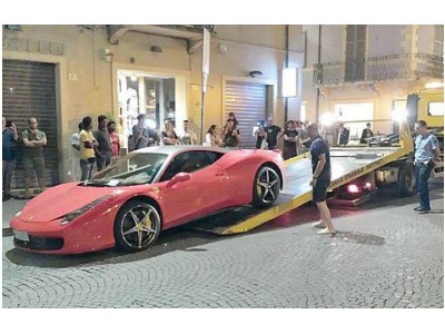 San Marino Rimini: quella Ferrari rossa fiammante in piazza Cavour  rimossa fra gli applausi. Per la targa sammarinese?