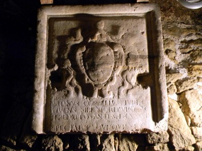 San Marino. Frammento di epigrafe del XVI sec. Forse l’epigrafe funeraria di Giuliano Corbelli