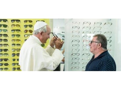 A San Marino un finto Papa Bergoglio entra dall’ottico: video virale. Il Resto del Carlino