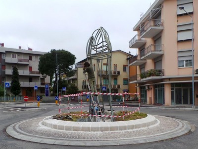 Rimini. Installazione permanente ‘Pensione Oniria’ dell’artista Ballestracci nella nuova rotatoria nei pressi dell’ex macello comunale