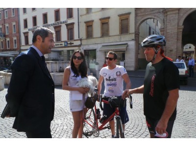 In bici per l’Italia nel nome di Papa Wojtyla: tappa a Rimini per l’ultraciclista Alessandro Colò