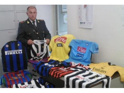 Rimini. Abusivismo: 15mila euro di multa ad un negoziante, sequestrati oltre 3mila articoli e 45 magliette da calcio contraffatte