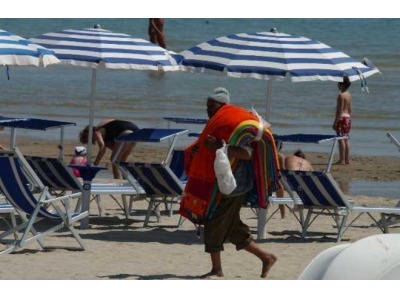 Rimini. Abusivismo, lotta sulla spiaggia fra venditori senegalesi e bengalesi. NQ di Rimini