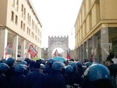 Rimini. Corteo non autorizzato dei centri sociali: 80 manifestanti in corteo contenuti dalla polizia. NQNews