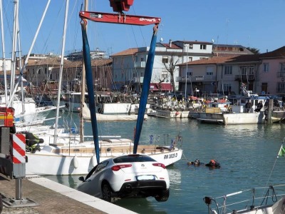 Rimini. Auto parcheggiata senza freni scivola nel porto. Corriere Romagna