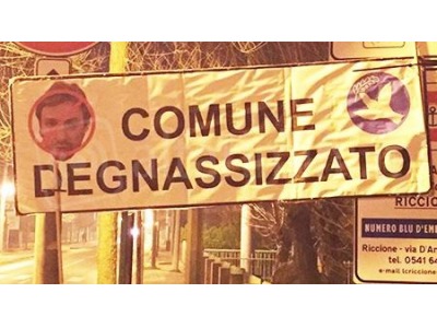Riccione, ‘comune deGnassizzato’: cartello di protesta contro il Sindaco di Rimini