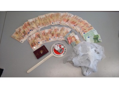 Rimini. Trovato con 22 grammi di coca e 8.100 euro in contanti, arrestato 25enne