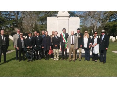 Rimini. Sedici ufficiali inglesi in visita al cimitero del Commonwealth: l’omaggio del Comune ai soldati Gurkha