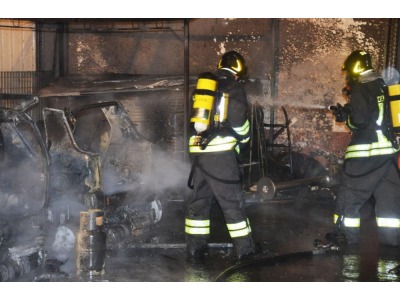 Rimini. Incendio all’officina Mercedes Smart di via della Repubblica: due vetture distrutte