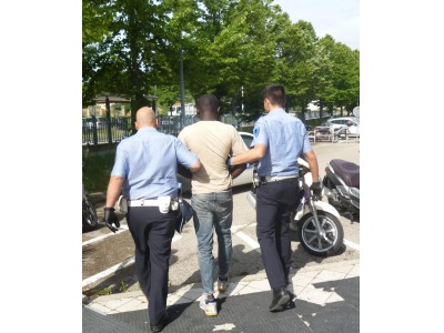 Rimini. Polizia Municipale contro l’abusivismo commerciale: arrestato un venditore non autorizzato