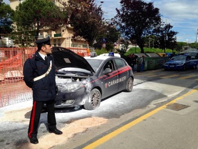 Riccione. Folle inseguimento in via dei Mille: a fuoco l’auto dei Carabinieri. Corriere Romagna