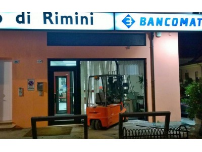 Rimini. Tentato furto alla Carim,  cercano di ‘prelevare’ Bancomat con il muletto. Corriere Romagna