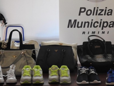 Rimini. Contrasto all’abusivismo commerciale: sequestrate decine scarpe e borse contraffatte