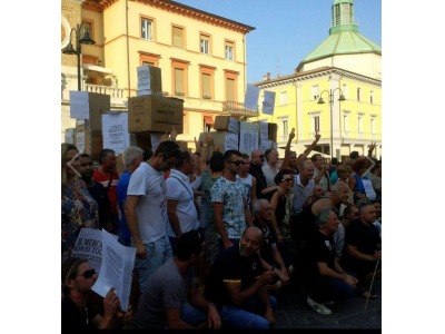 Rimini. La rivolta degli scatoloni contro lo spostamento del mercato ambulante