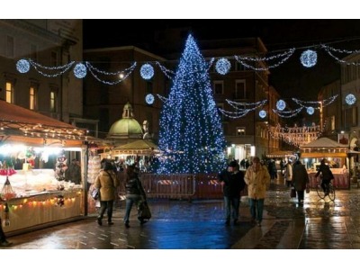Rimini. Piazza Tre Martiri rischia di rimanere al ‘buio’ a Natale. Il Resto del Carlino