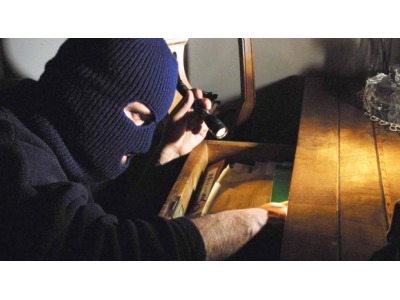 Rimini. Pensionati rapinati in casa: picchiati e derubati da quattro banditi