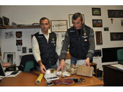 Rimini. In manette due spacciatori: in casa oltre un milione di euro in droga