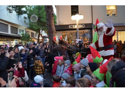 Riccione (Rn). Una folla di bambini in viale Ceccarini per Babbo Natale