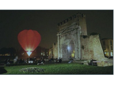Rimini. La mongolfiera decolla all’Arco. Oggi si replica: volo a 30 metri